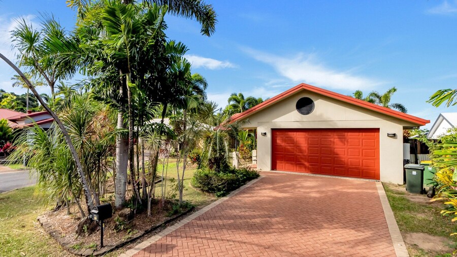 3-bed Family Home With Pool & BBQ by the Beach