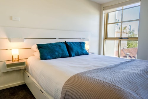 Spacious City Stay Near Lygon Street Dining
