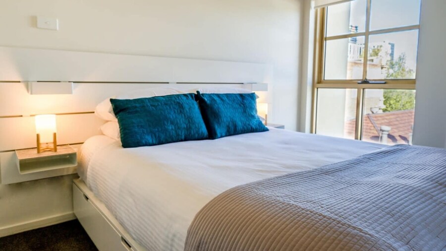 Spacious City Stay Near Lygon Street Dining