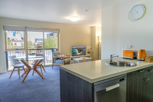 Spacious City Stay Near Lygon Street Dining