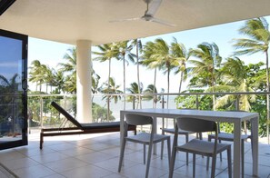 Outdoor dining - Beachfront 3-bed With Pool & Stunning Ocean Views (Cairns)