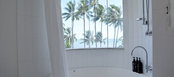 Beachfront 3-bed With Pool & Stunning Ocean Views