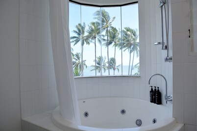 Beachfront 3-bed With Pool & Stunning Ocean Views