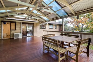 Apartment | Outdoor dining - Spacious and Restful Holiday Home With Backyard (Canberra)