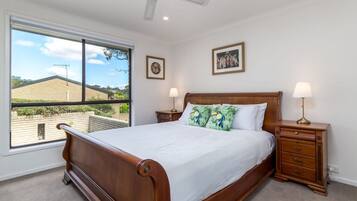 Apartment | 2 bedrooms, iron/ironing board, bed sheets