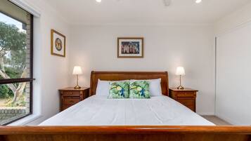 Apartment | 2 bedrooms, iron/ironing board, bed sheets