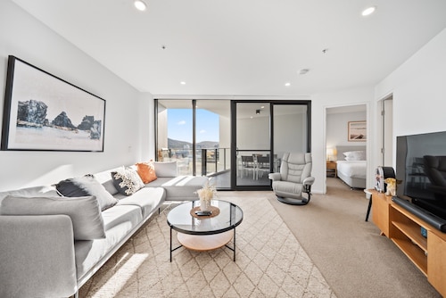 Stylish 2-bed Apartment in Canberra CBD