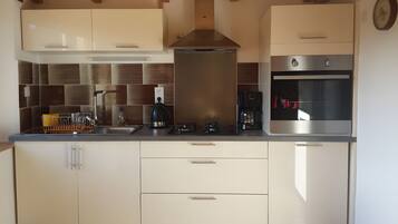 Frigorífico, microondas, horno y placa de cocina