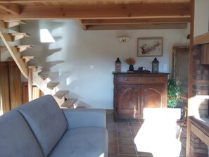 Télévision, cheminée, table de tennis de table