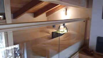 Tabla de planchar con plancha, wifi y ropa de cama