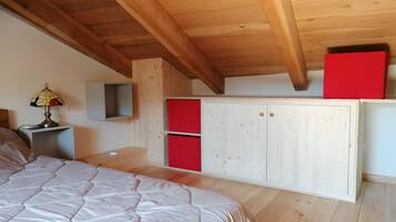 Tabla de planchar con plancha, wifi, ropa de cama