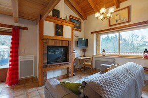 Fernseher, Kamin, Tischtennisplatte