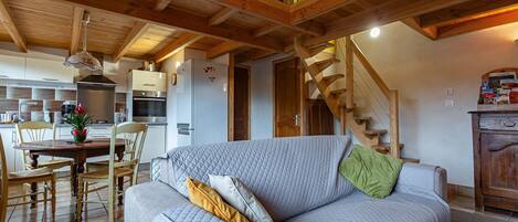 Fernseher, Kamin, Tischtennisplatte