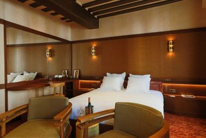 House | 1 bedroom, laptop workspace, bed sheets - Confidential Room 4, a Stone's Throw From the Louvre (Paris)