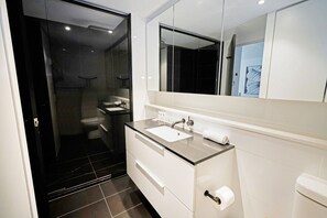 Apartment | Bathroom | Towels, soap - Idyllic 1-bed Near Popular Shopping Streets (Melbourne)