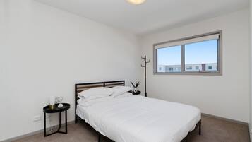 Apartment | 2 bedrooms, iron/ironing board, bed sheets