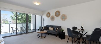 帶陽台的優雅兩臥室公寓  