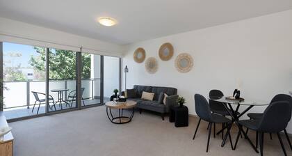 Elegant 2-bed Apartment With Balcony