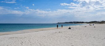 Modern 1-bed Apartment With Views in Fremantle