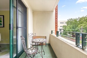 Apartment | Property grounds - Serene Studio With Balcony in Prime Location (Sydney)