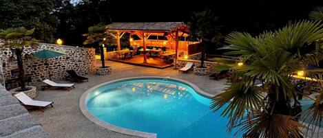 Een buitenzwembad, een verwarmd zwembad