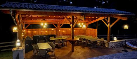 تناول الطعام بالخارج