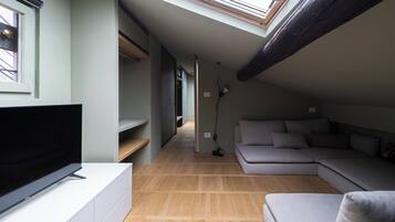 アパートメント (1 Bedroom) | リビング エリア | 32 インチのスマートテレビ (ケーブル放送視聴可)