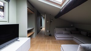 Apartament (1 Bedroom) | Sala d'estar | Televisor intel·ligent de 32 polzades amb canals per cable