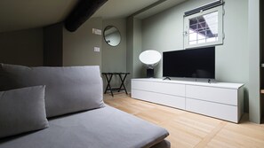 Apartment (1 Bedroom) | Living area | 32-inch Smart TV with cable channels - Italianway - Sarpi 58 (Milan)