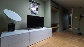 Departamento (1 Bedroom) | Área de sala de estar | Smart TV de 32 pulgadas con canales por cable