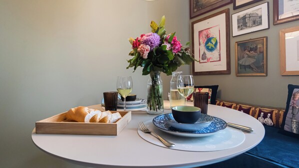 Apartment (1 Bedroom) | Living area | 32-inch Smart TV with cable channels - Italianway - Sarpi 58 (Milan)