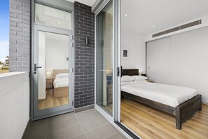 Apartment | 3 bedrooms, iron/ironing board, bed sheets - Bright & Modern 3-bed Townhouse in Rosebery (Sydney)