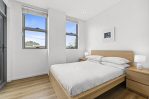 Apartment | 3 bedrooms, iron/ironing board, bed sheets - Bright & Modern 3-bed Townhouse in Rosebery (Sydney)