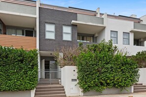 Apartment | Exterior detail - Bright & Modern 3-bed Townhouse in Rosebery (Sydney)