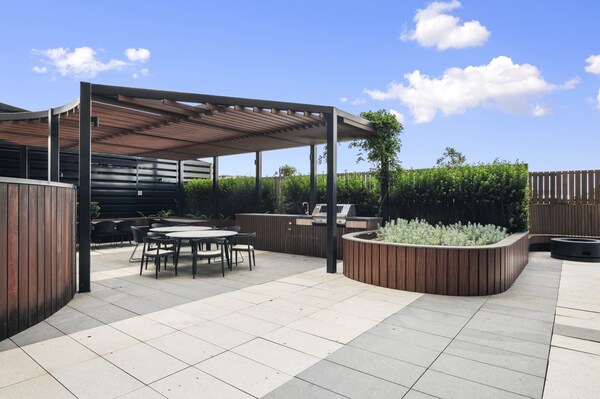 High-rise 3-bed Apartment With Premium Amenities - Whitehorse City