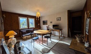 Living area - Apartment in Beaufortain Near Roselend Dam (Beaufort)