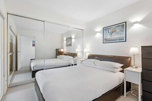 1 chambre, fer et planche à repasser, draps fournis