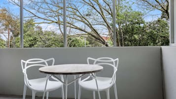Apartment | Outdoor dining