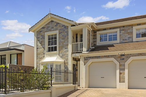 Coastal 3-bed House With BBQ and Private Courtyard