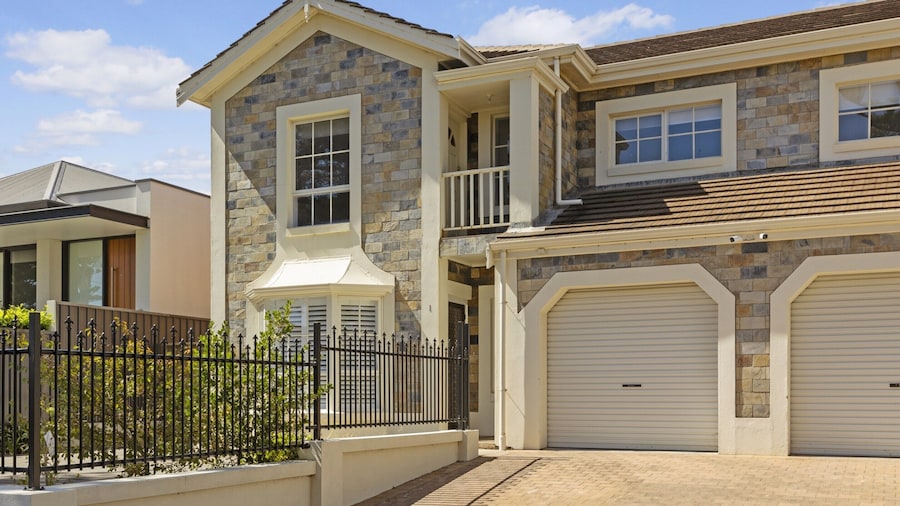 Coastal 3-bed House With BBQ and Private Courtyard