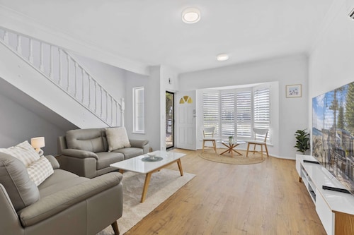 Coastal 3-bed House With BBQ and Private Courtyard