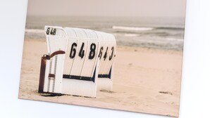 A beachside sign with the numbers "648" and "13" on a sandy background. - Ferienwohnung Balkon zur Sonnenseite in Bensersiel (Esens)
