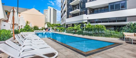 อพาร์ทเมนท์ | สระว่ายน้ำ | สระว่ายน้ำกลางแจ้ง