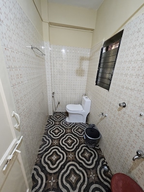 Shower, free toiletries, towels, soap