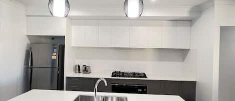 Réfrigérateur, four à micro-ondes, un four, surface de cuisson