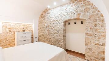 1 bedroom, iron/ironing board, internet, bed sheets