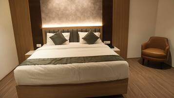 Deluxe Room | Meja, ruang kerja komputer riba, Wi-fi percuma