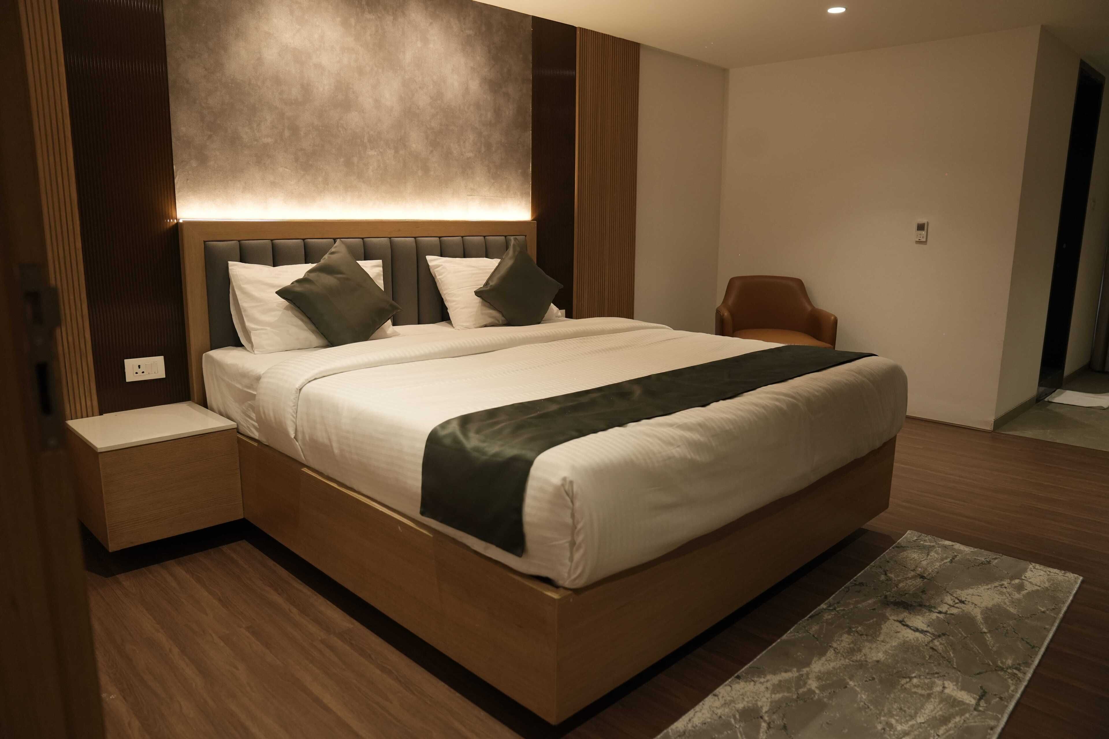 Suite Room | Desk, laptop workspace, free WiFi