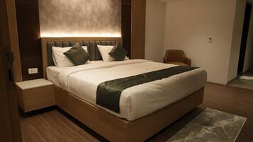 Deluxe Room | Meja, ruang kerja komputer riba, Wi-fi percuma