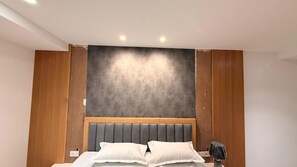 Deluxe kamer | Een bureau, een laptopwerkplek, gratis wifi